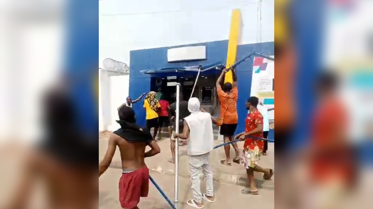 Nigeria: Protests at banks and ATMs break out amid ‘cash scarcity’ concernsNigeria: Protests at banks and ATMs break out amid ‘cash scarcity’ concerns